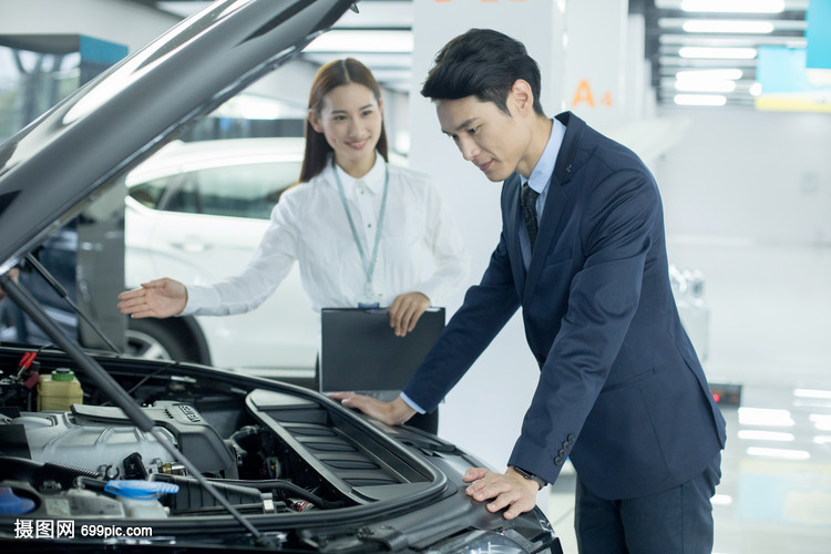 汽車(chē)銷(xiāo)售服務(wù)人員為客戶(hù)介紹汽車(chē)